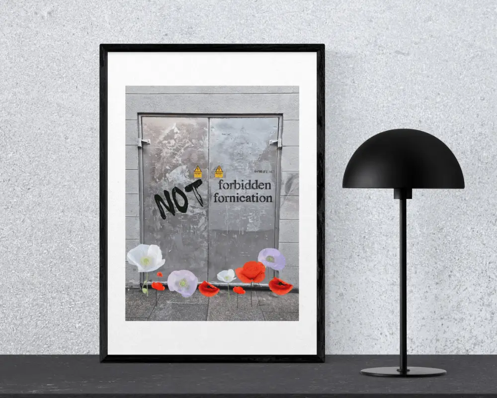 Ilustración de arte urbano con puerta metálica, graffiti y flores rojas y blancas